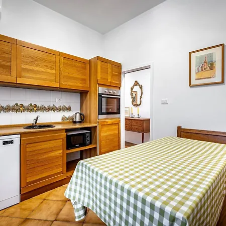 Yid Comfortable With Lift Apartman *